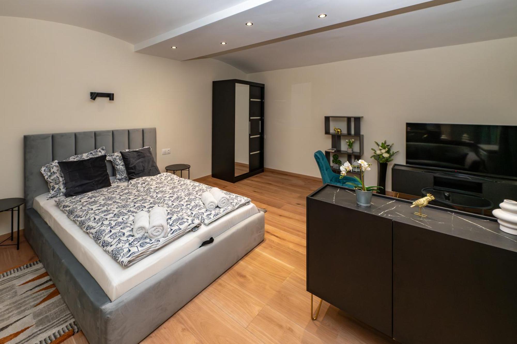 Apartment Astoria R92 Two Bedroom *